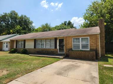 Main picture of 1021 E 7th St