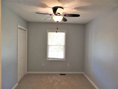 Main picture of 19 Ashwood Dr