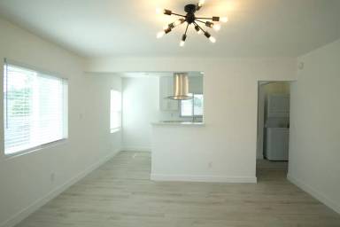 Main picture of 2023 1/2 W Jefferson Blvd
