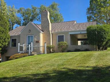 Main picture of 300 Maxwell Dr