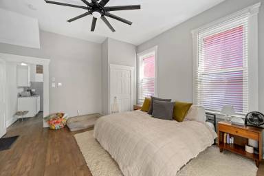 Main picture of 220 W 5th St