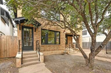 Main picture of 910 W 22nd 1/2 St