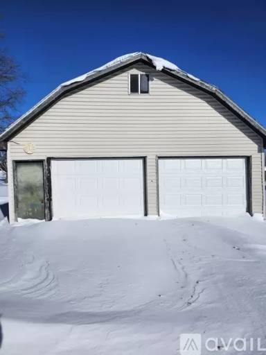 Main picture of 400 E 4th St