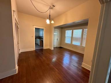 Main picture of 209 E 5th St