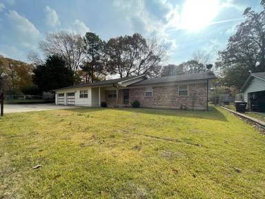 Main picture of 220 Cherrie Ave