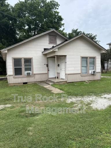 Main picture of 225 N Hope St