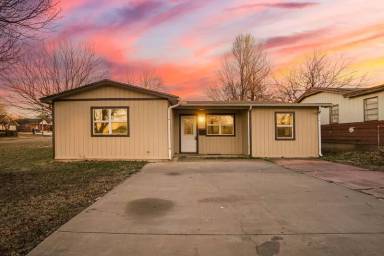 Main picture of 704 NW 95th St
