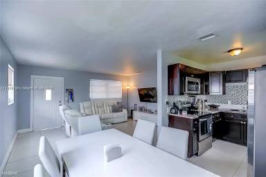 Main picture of 1000 N 71st Ave
