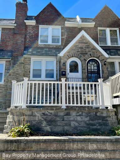 Main picture of 2124 N Hobart St