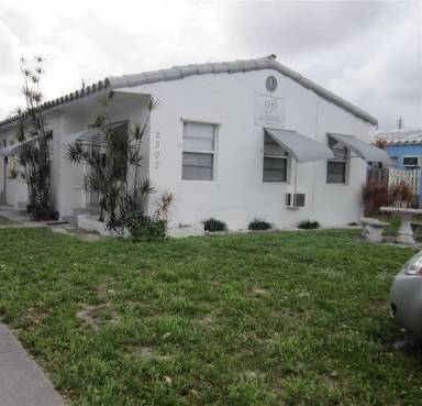 Main picture of 2002 Wilson St