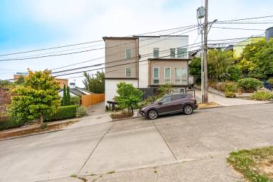 Main picture of 2411 W Boston St