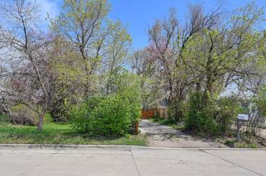 Main picture of 1370 Balsam St