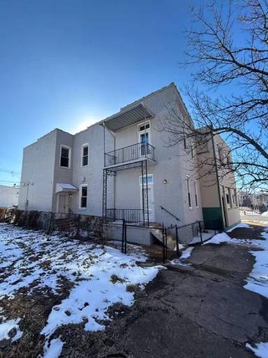 Main picture of 2620 Sidney St