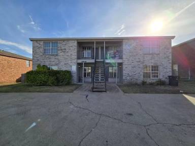 Main picture of 2808 Leroy Cir