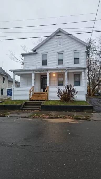 Main picture of 163 Oak St