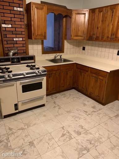 Main picture of 4 Garden Ct
