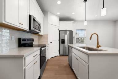 Main picture of 310 W 2246