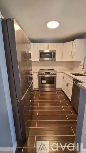 Main picture of 685 Oak St