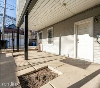 Main picture of 2638 N Halsted St