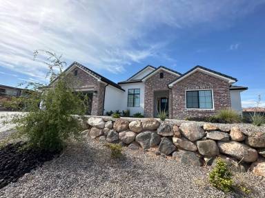 Main picture of 716 W Sunny Ledge Dr