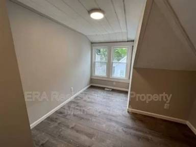 Main picture of 33 Center St