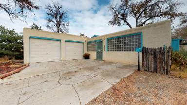 Main picture of 900 Alvarado Dr NE