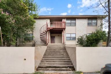 Main picture of 906-08 N LBJ Dr