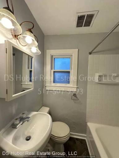 Main picture of 521 W Shiawassee St