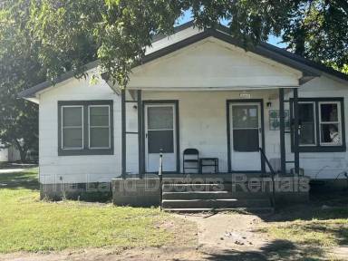 Main picture of 401 W 13th St