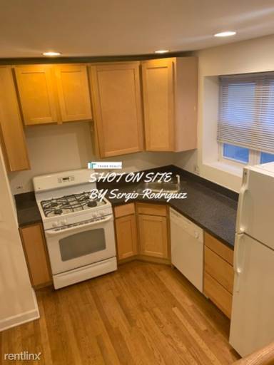Main picture of 3910-28 N Pine Grove Ave