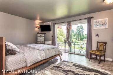 Main picture of 1565 NW Wall St