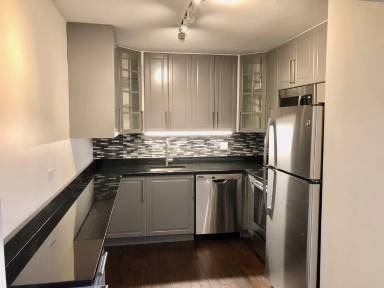 Main picture of 526 W Roscoe St