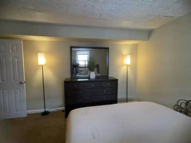 Main picture of 888 W Lombard St