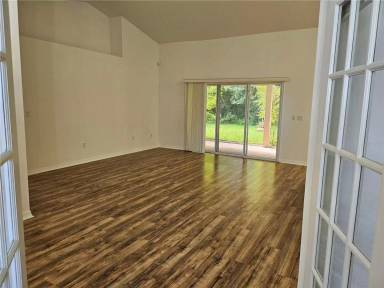 Main picture of 65 Columbia Ln
