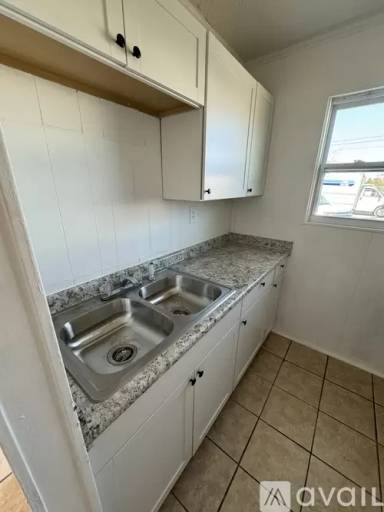 Main picture of 715 W 13th St