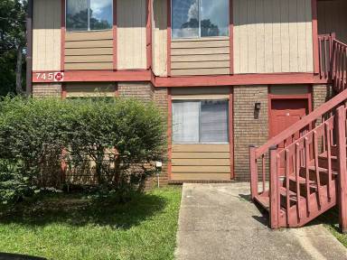 Main picture of 745 Pointe Ct
