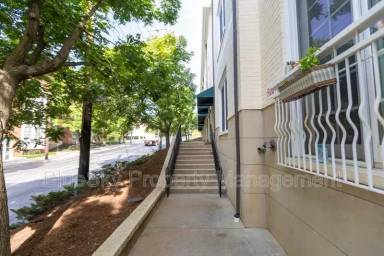 Main picture of 1001 East Market St