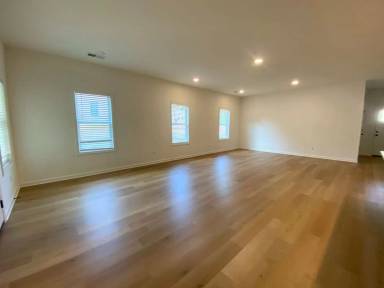 Main picture of 33 Oak Ave