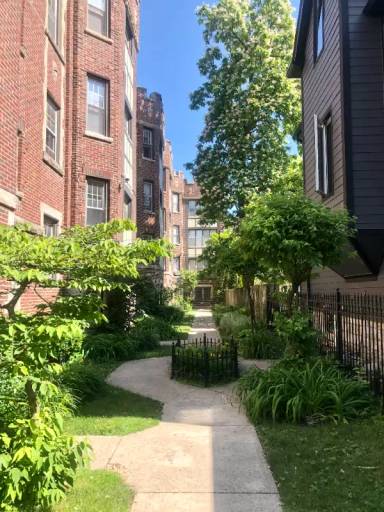 Main picture of 1628 W Lunt Ave