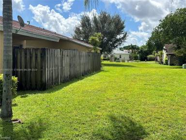 Main picture of 910 NE 214th Ln