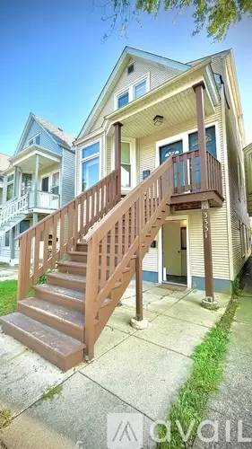 Main picture of 3331 W Warner Ave