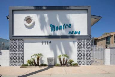 Main picture of 4960 Santa Monica Ave