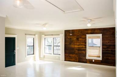 Main picture of 2110 E 9th St