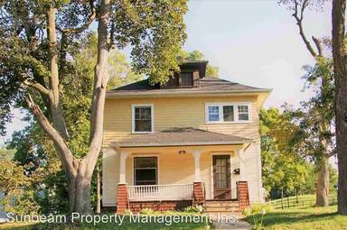 Main picture of 422 1/2 W Trail St