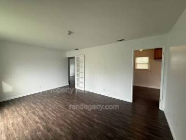 Main picture of 5657 Bonniemae Way