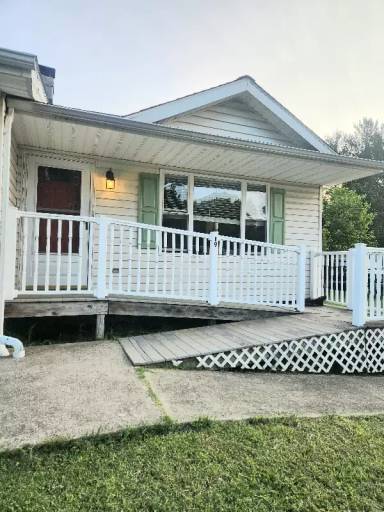 Main picture of 19 Thruway Dr