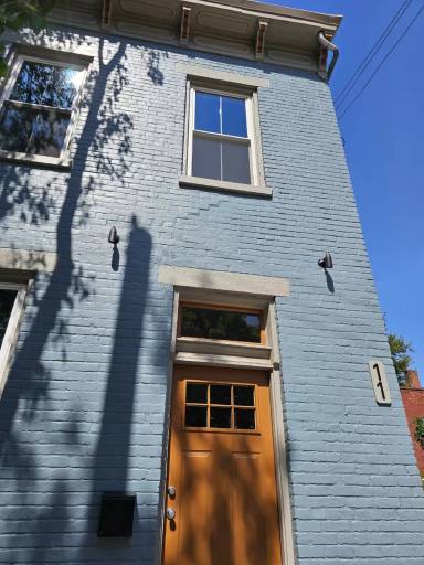 Main picture of 11 W 10th St