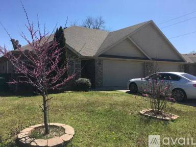 Main picture of 141 Foxglove St