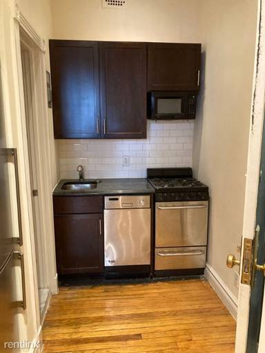 Main picture of 220 E 84th St