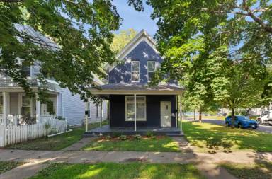 Main picture of 1039 Victoria St N